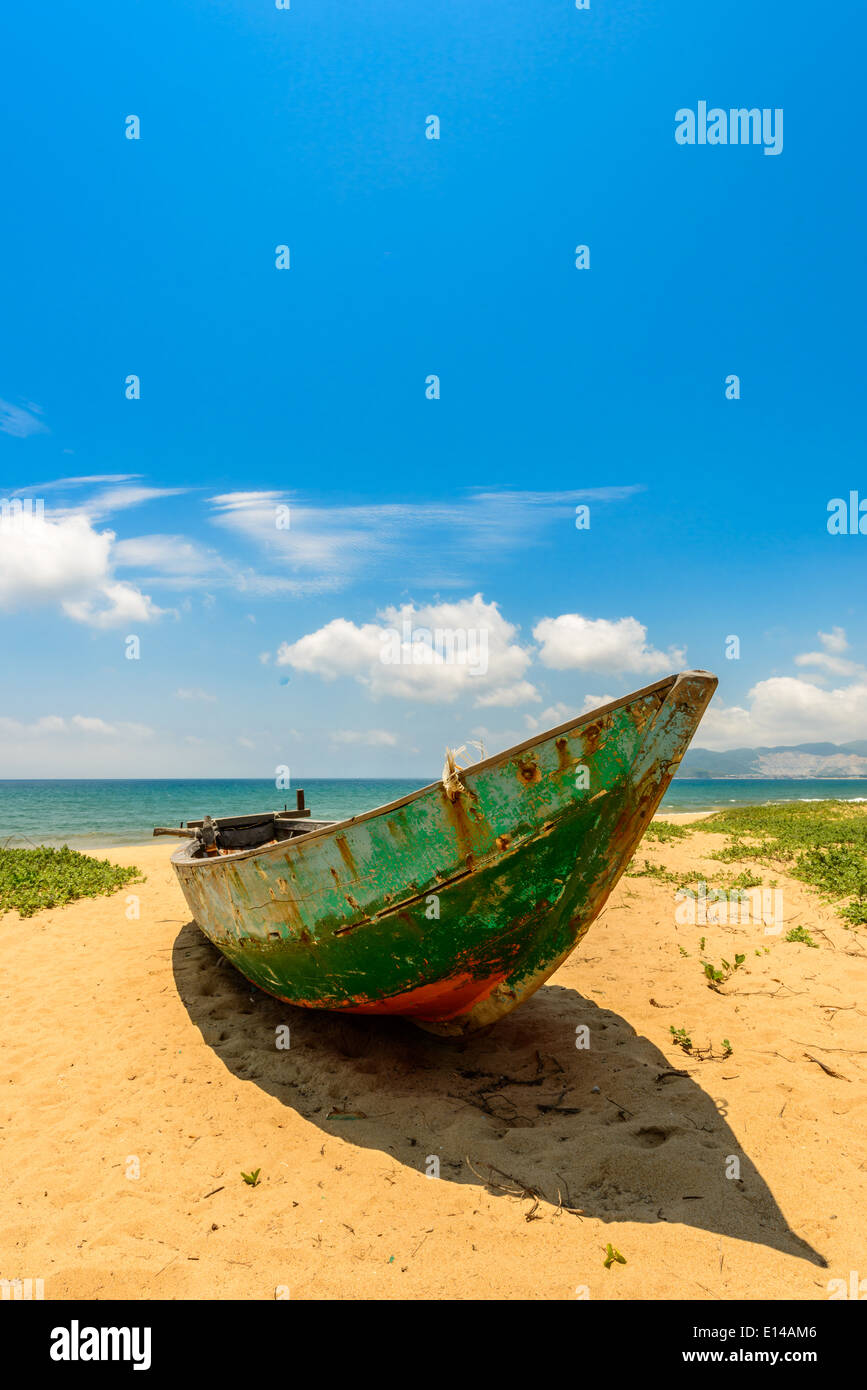 Una vecchia imbarcazione in legno si trova sulla sabbia. Foto Stock