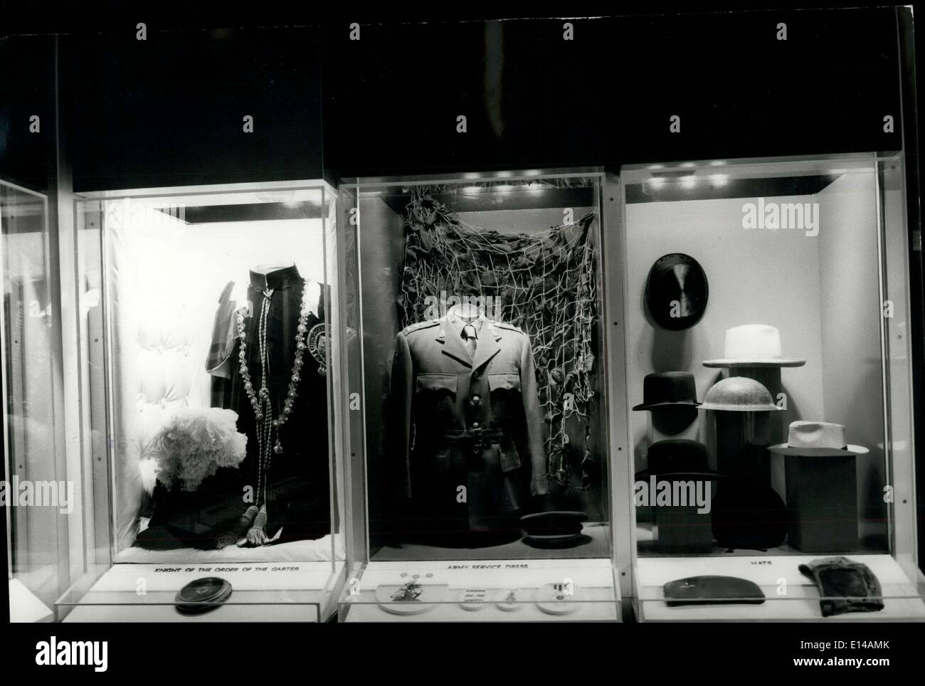 Apr. 17, 2012 - Chartwell saranno aperti al pubblico. Il National Trust hanno scelto 22 Giugno come la data di apertura per il Chartwell, Sir Winston Churchill's home a Westerham, Kent che è stato acquistato e presentato per la fiducia da parte di un gruppo di suoi amici nel 1947. Essa sarà aperta fino alla fine di novembre 1966 - successivamente da marzo a novembre. Mostra fotografica di:- un angolo del museo - mostra la sua uniforme di Cavaliere dell'Ordine della Giarrettiera; - un esercito vestito di servizio - e alcuni dei vari cappelli indossati da Sir Winston. Foto Stock