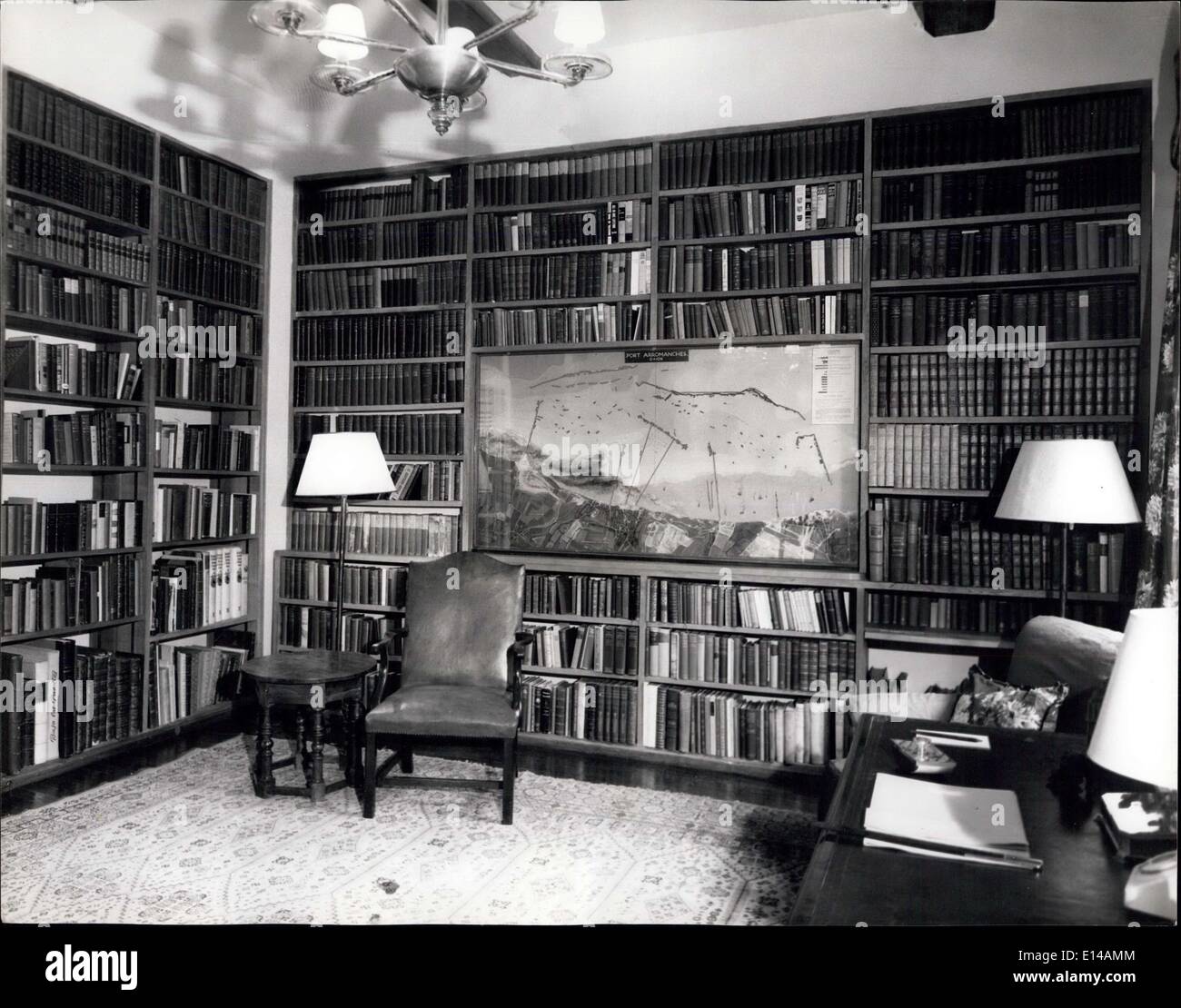 Apr. 17, 2012 - Chartwell saranno aperti al pubblico. Il National Trust hanno scelto 22 Giugno come la data di apertura per il Chartwell, Sir Winston Churchill's home a Westerham, Kent che è stato acquistato e presentato per la fiducia da parte di un gruppo di suoi amici nel 1947. Essa sarà aperta fino alla fine di novembre 1966 - successivamente da marzo a novembre. Mostra fotografica di:- Vista della libreria che mostra il riquadro in una libreria di un modello del Mulberry Harbour Porto Arromanches come era sul D.Day plus 109 (settembre il 23rd. 1944) Foto Stock