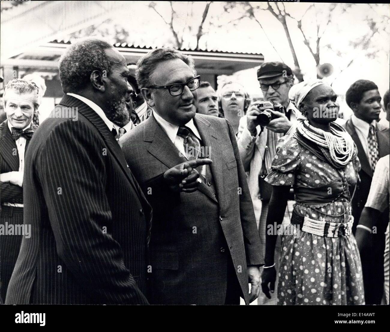 Apr. 17, 2012 - Il presidente del Kenya, architetto dell Africa la libertà di circolazione, punti tagliati su appaiono interessanti della danza Mosci cerimonia. Foto Stock