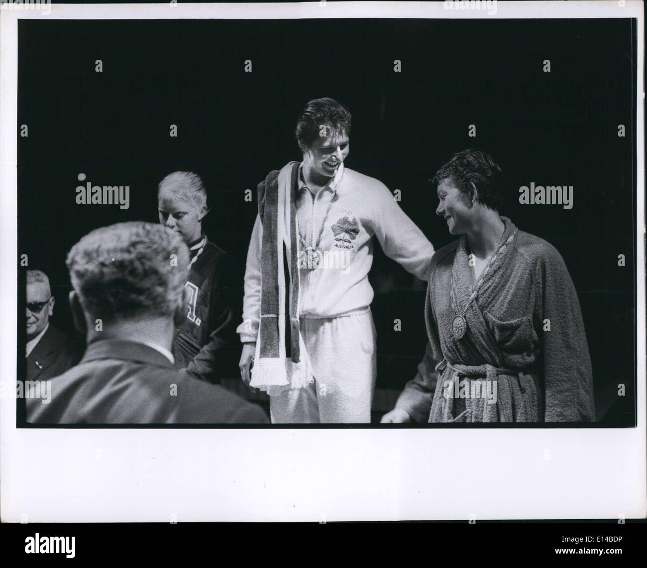 Apr. 17, 2012 - Olimpiadi di Roma 1960. 100 metri stile libero Nuoto Dawn Fraser (centro) Chris Von Saltza (sinistra) Steward (destra) Foto Stock