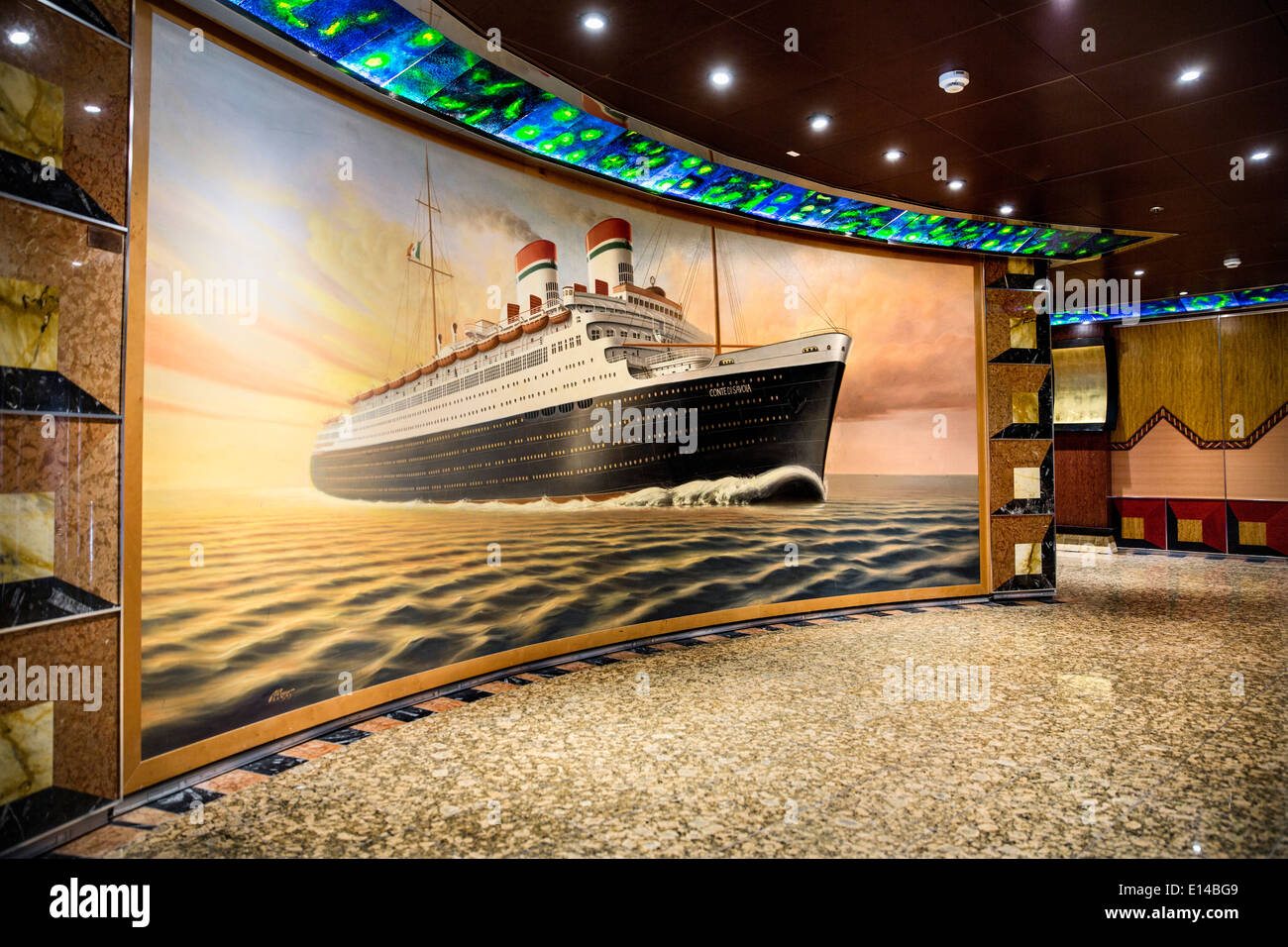 Emirati Arabi Uniti Dubai, nave da crociera Costa Fortuna, società dall'Italia. Il murale di vintage nave da crociera Conte di Savoia Foto Stock