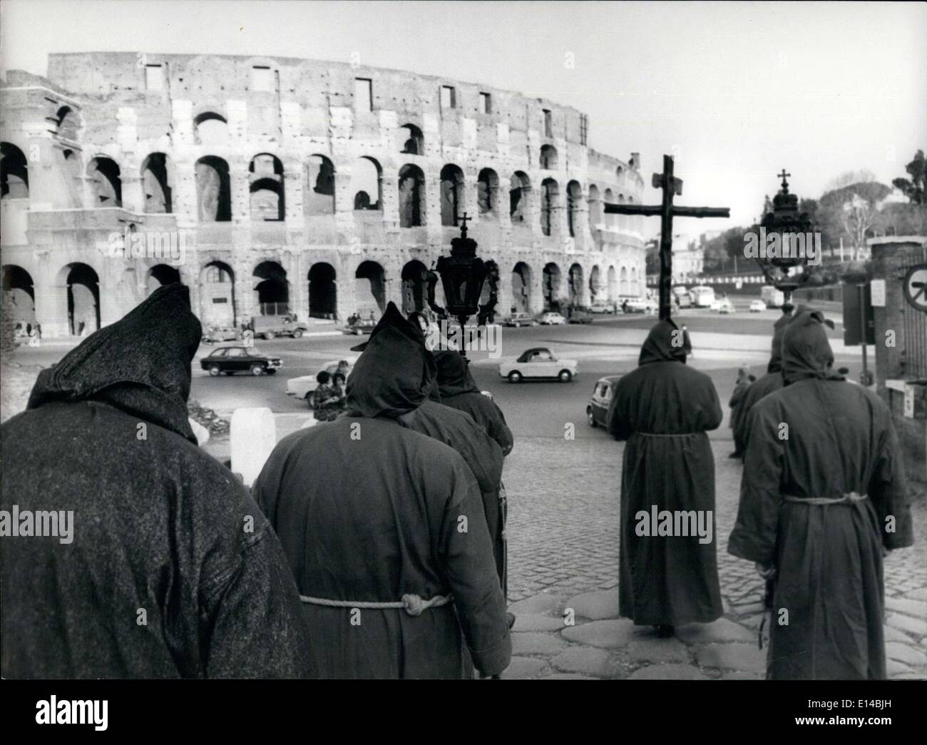 Apr. 17, 2012 - Via Crucis al Colosseo: incappucciato e derubato membri della confraternita religiosa portano a stazioni quaresimali processione al Colosseo, il luogo dove la tradizione vuole che i cristiani sono stati martirizzati ruing le persecuzioni romane. Fedeli e turisti hanno partecipato alla processione. Foto Stock