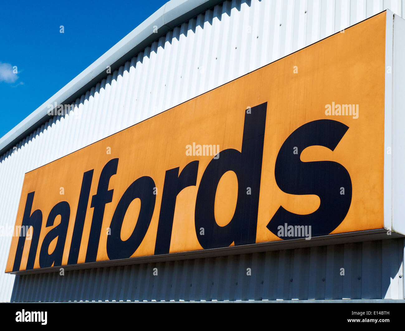 Halfords sign on shop al di fuori del Regno Unito a parete Foto Stock