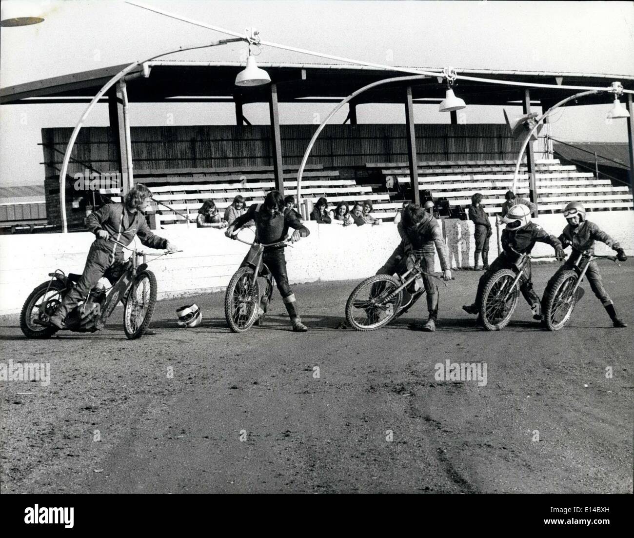 Apr. 17, 2012 - Terry Betts (sinistra) con alcuni dei giovani trascinare bike stelle line up sul Kings Lynn Speedway. K Foto Stock