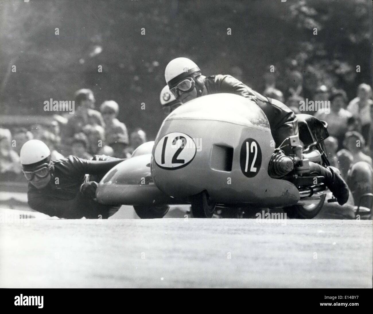 Apr. 17, 2012 - Motore T.T. Escursioni in bicicletta nell'Isola di Man. Schauzu vince il sidecar T.T.Z: Siegfried Schauzu della Germania occidentale, a cavallo di un B.M.W., ha vinto il Sidecar T.T. a Douglas, Isola di Man, ieri, nonostante il rapido che il suo passeggero è sceso fuori del sidecar in vista del traguardo. Schauzu fermato per una frazione di secondo per ritirare il suo partner, Horst Schneider, al Governatore del ponte, prima di correre a vincere da 19 secondi. Mostra fotografica di Siegfried Schauzu e il suo passeggero, durante il Sidecar T.T. a Douglas, Isola di Man, che ha vinto ieri con una velocità di 90.96 m.p.h. Foto Stock