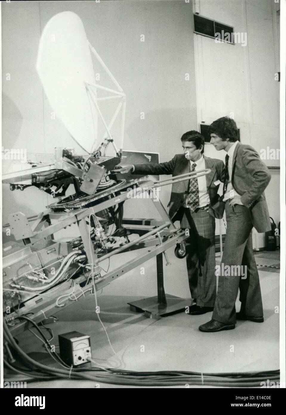 Apr. 17, 2012 - Esplorare la terra con microonde: nel giro di pochi anni, lo spazio europeo-esperti desidera esplorare la terra con microonde. Tra gli altri i campi di applicazione del forno a microonde-tecnologia comprendono un controllo meteorologico dei mari (movimento del mare, maree, inquinamento ecc.), un controllo di mare-itinerari (per esempio il ghiaccio-drift, orientamento della nave-itinerari a.s.o.). Il forno a microonde di Telerilevamento MRSE esperimento è un microonde - Sensore per l'osservazione della Terra dallo spazio che può essere usato indipendentemente dal tempo di giorno e di notte Foto Stock