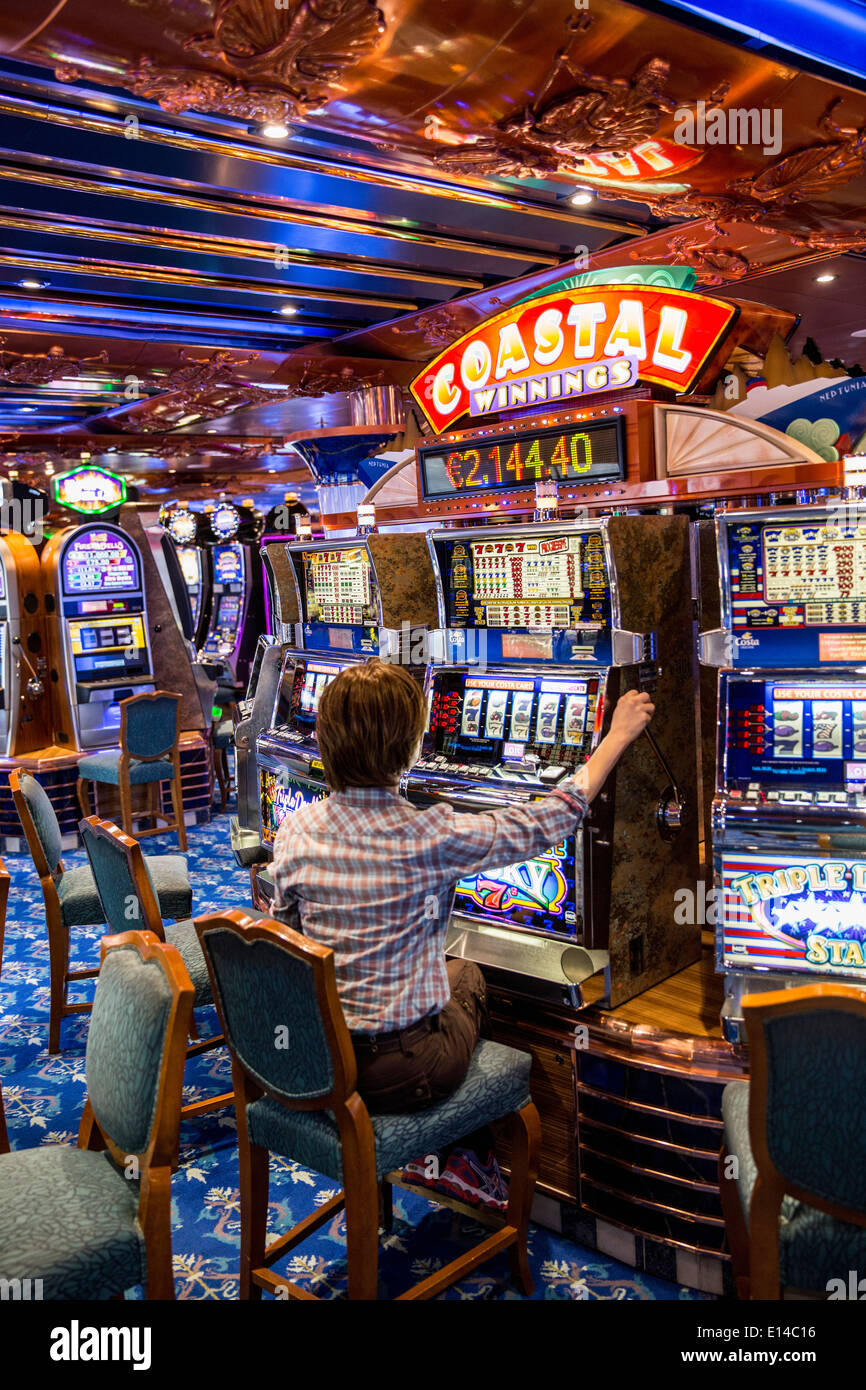 Emirati Arabi Uniti Dubai, nave da crociera Costa Fortuna, società dall'Italia. Gambling Hall. Donna che gioca slot machine Foto Stock