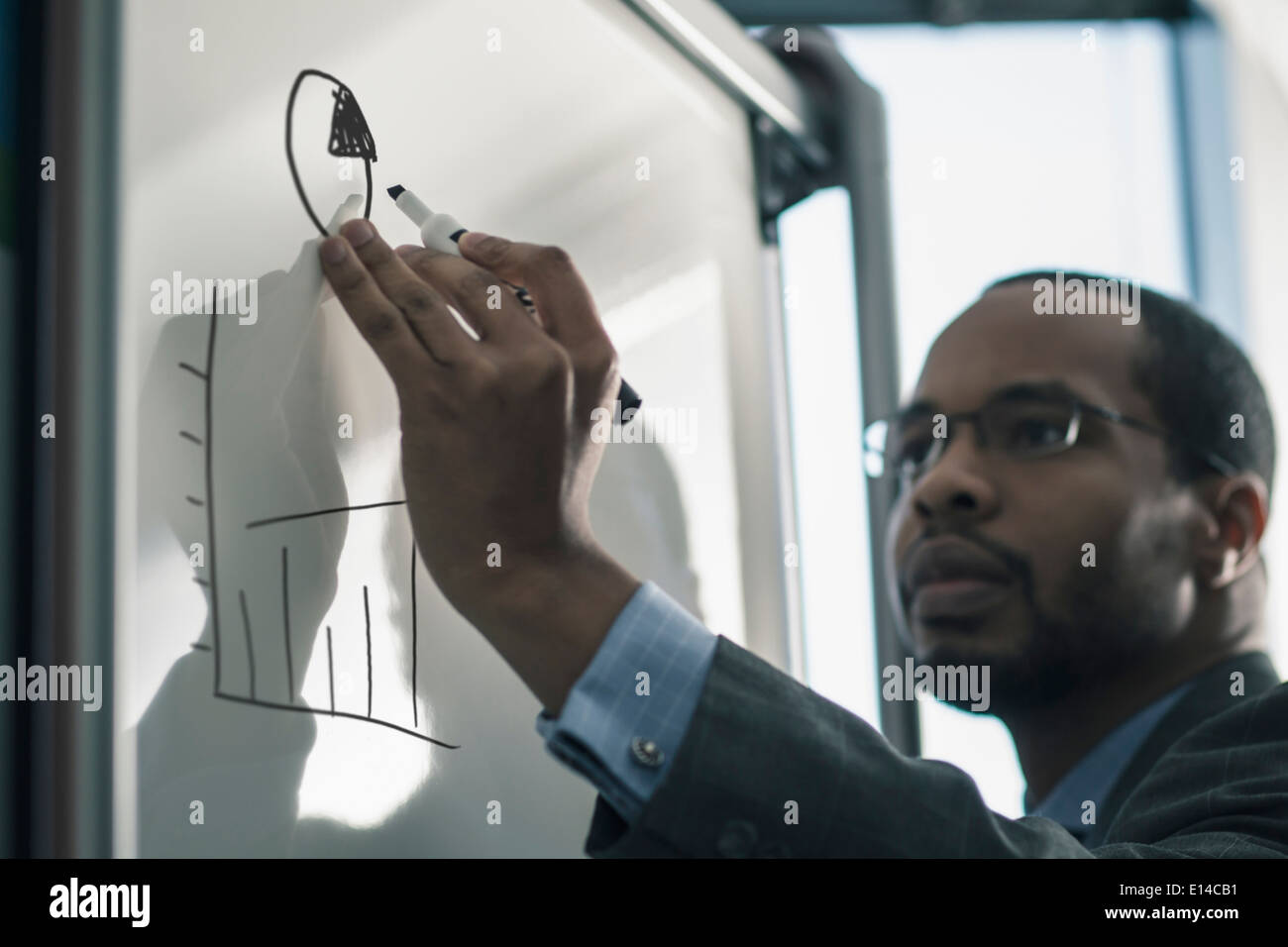 Imprenditore iscritto sulla lavagna in office Foto Stock