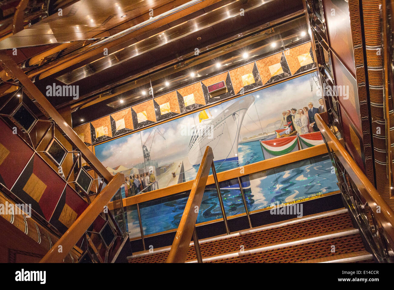 Emirati Arabi Uniti Dubai, nave da crociera Costa Fortuna, società dall'Italia. Murales in scala Foto Stock