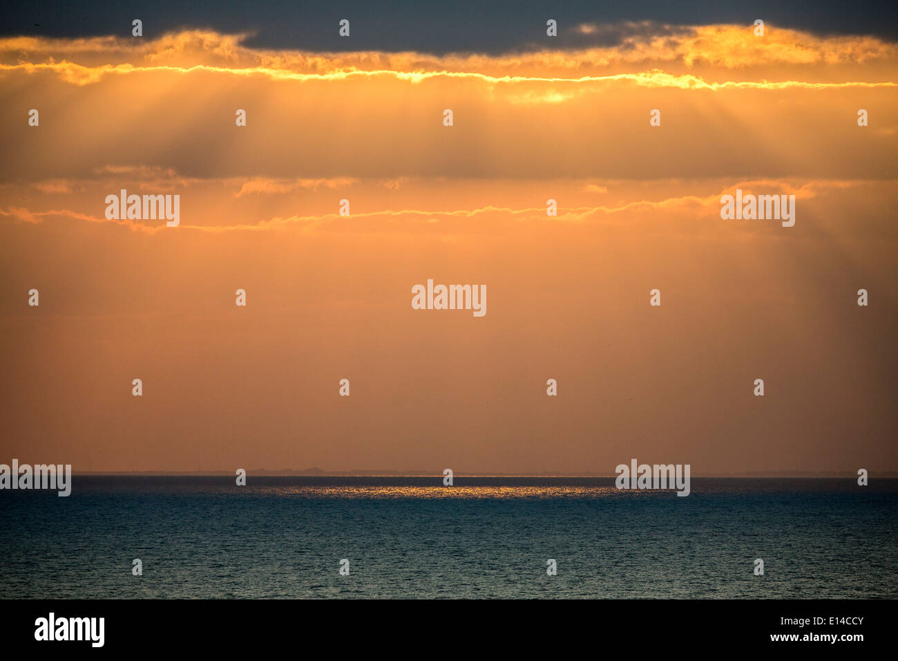 Emirati Arabi Uniti, Abu Dhabi, tramonto sul mare Foto Stock