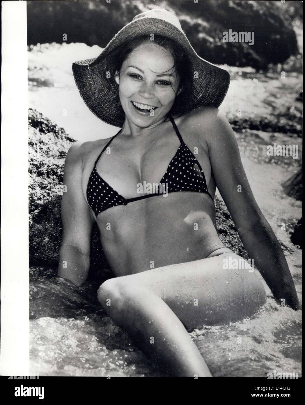 Apr. 17, 2012 - Spiaggia Belle: rendere la maggior parte di ciò che rimaneva del sole australiano, è stata lonely 21-anno-vecchio ballerina e modella, Terry Lynn, sulla spiaggia di Tamarama, un sobborgo di Sydney, Australia. Foto Stock