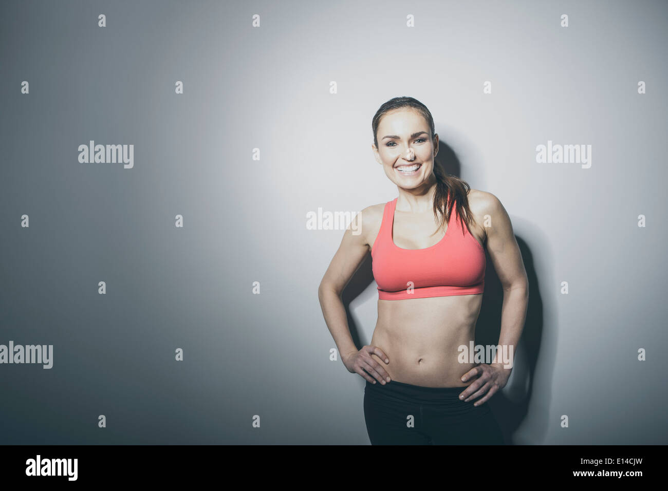 Ritratto di sorridente donna caucasici in sport-bra Foto Stock