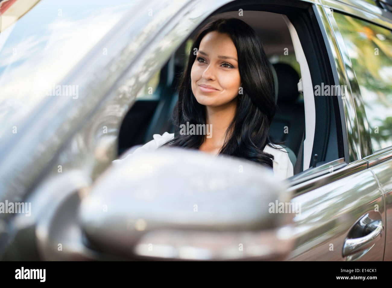 Ispanico donna alla guida di auto Foto Stock