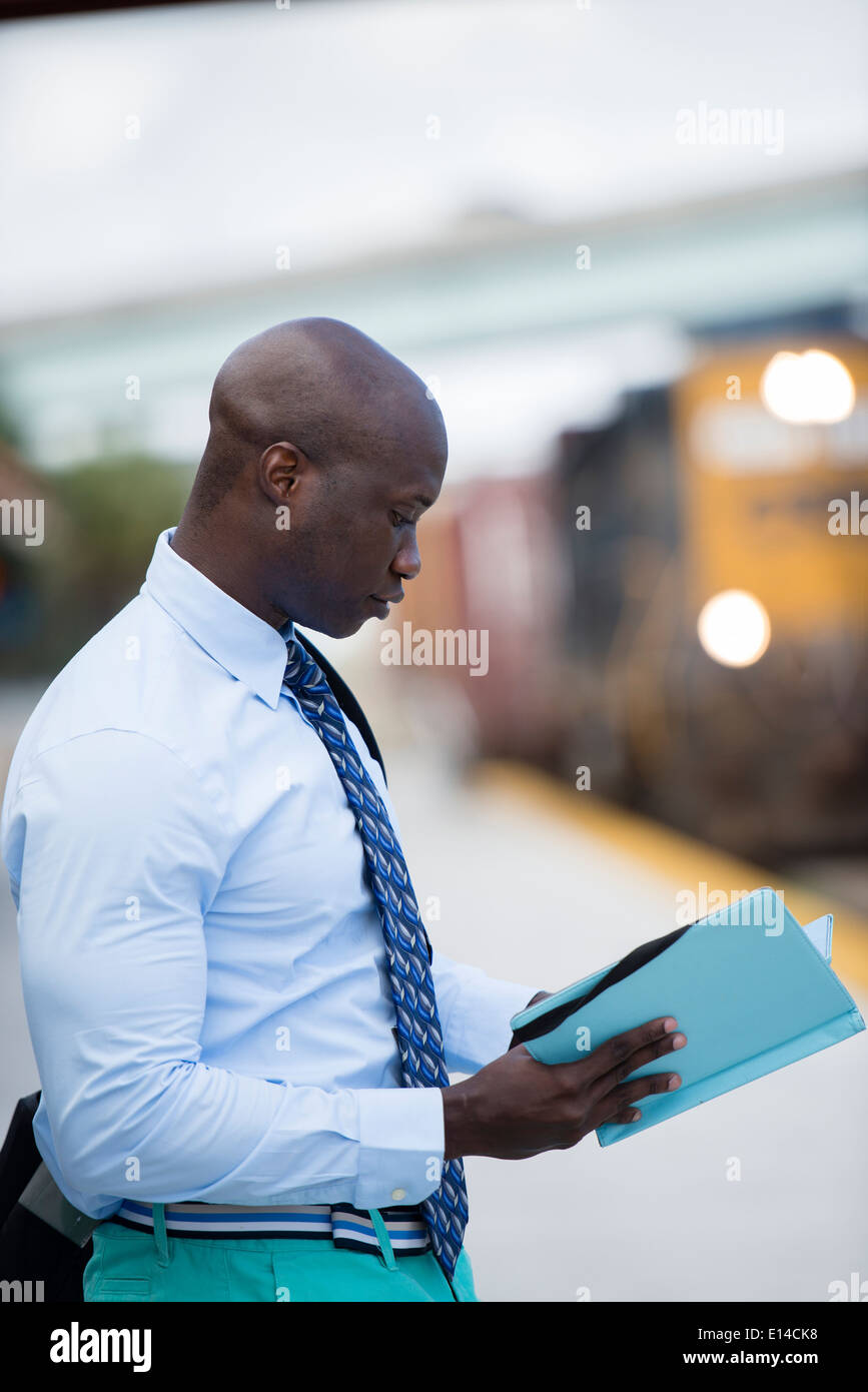 African American businessman in attesa del treno Foto Stock