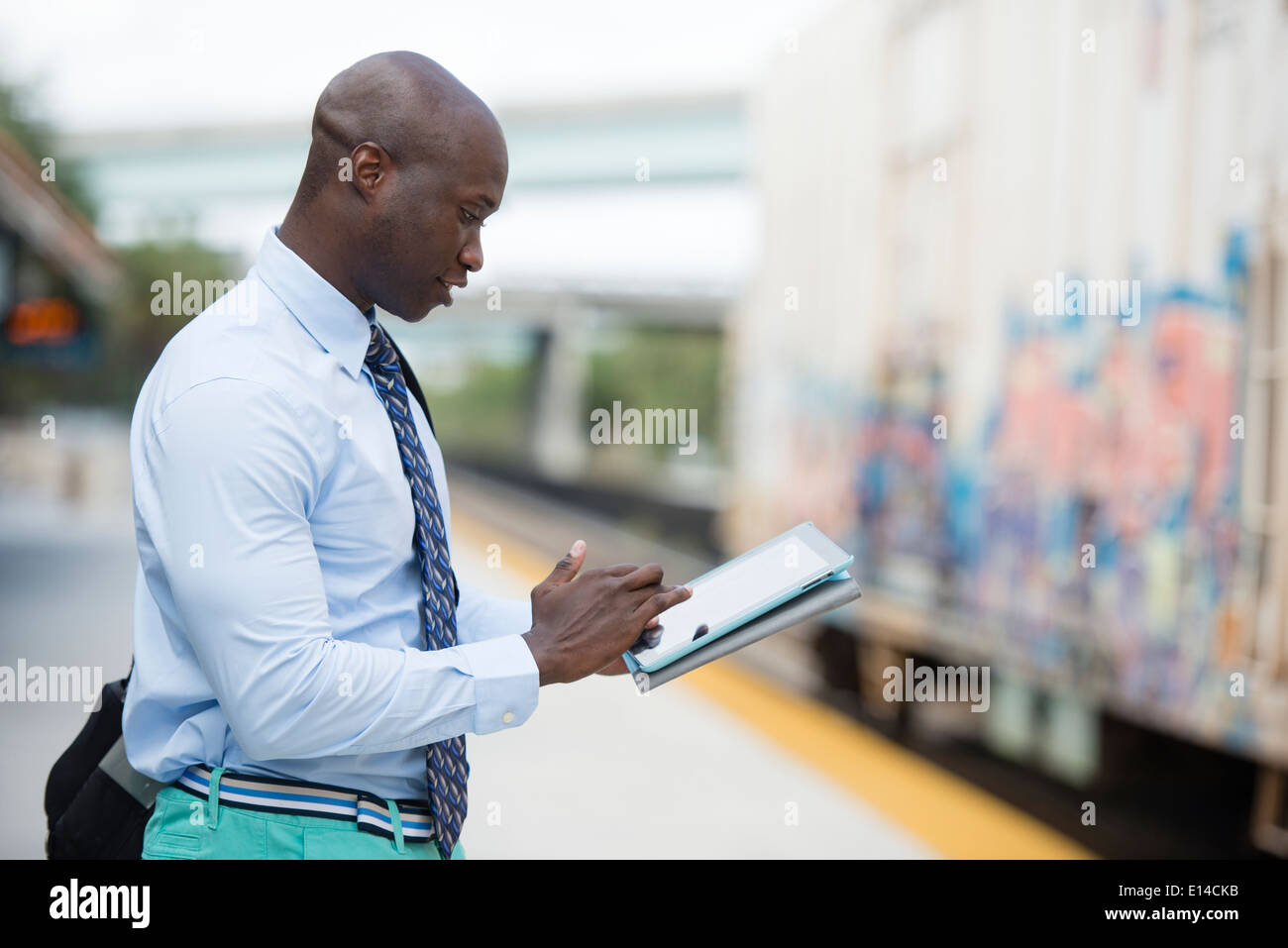 African American businessman in attesa del treno Foto Stock