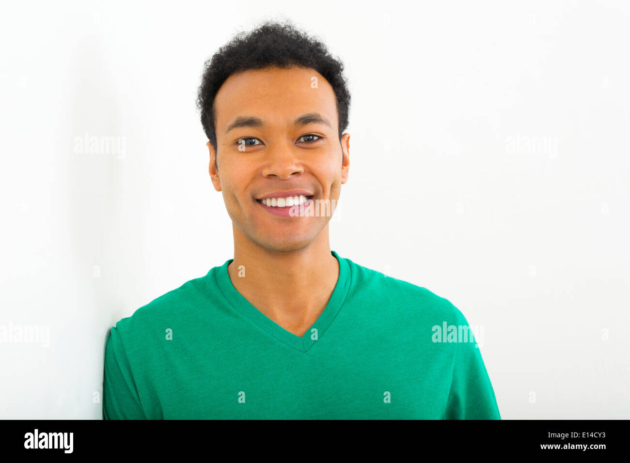 Razza mista uomo sorridente Foto Stock