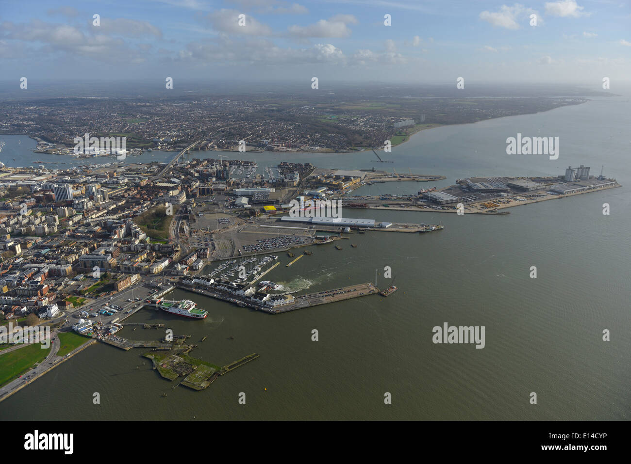 Una veduta aerea di Southampton che mostra il dock e la foce del fiume Itchen Foto Stock