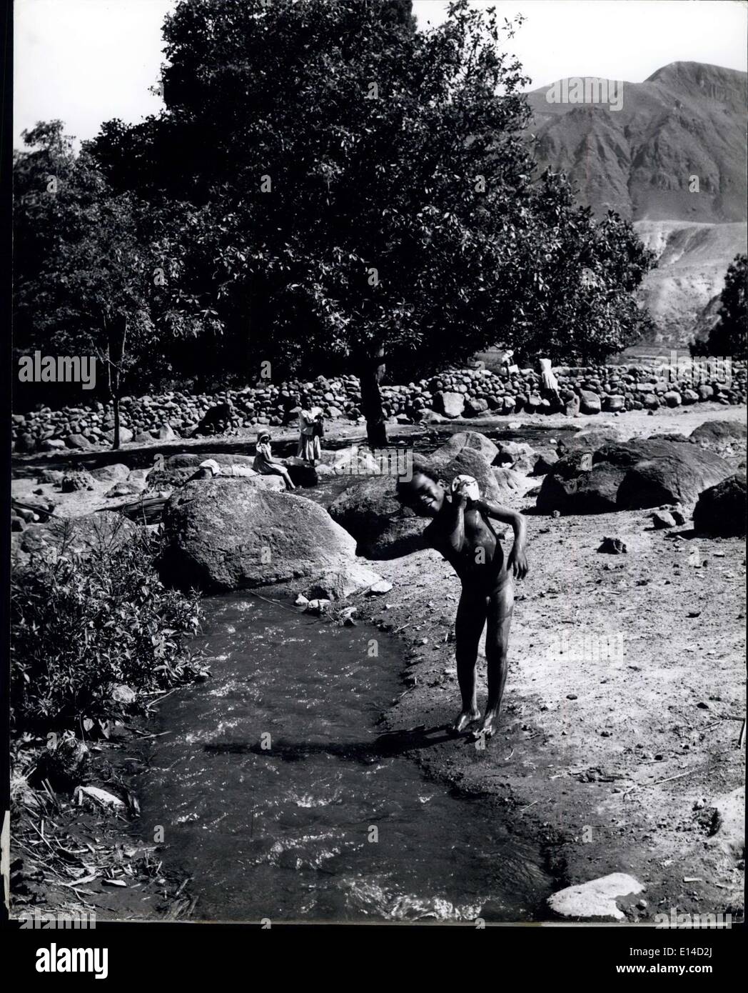17 aprile 2012 - Un ragazzo etnico di Chota ama nuotare in un fiume. Chota è una valle 200 km. A nord di Quito dove la maggior parte della sua Foto Stock