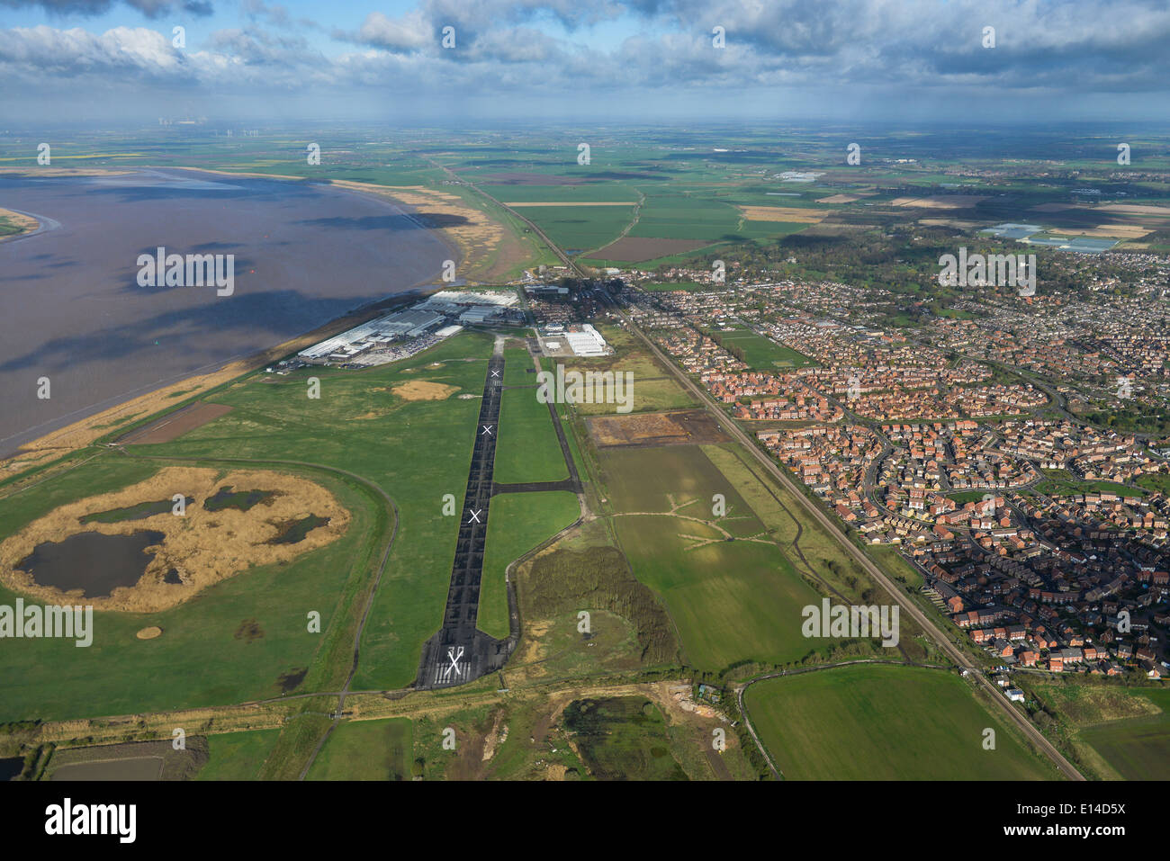 Una veduta aerea di Brough guardando ad ovest. Le opere di BAE e airfield sono visibili come pure parte della città. Foto Stock