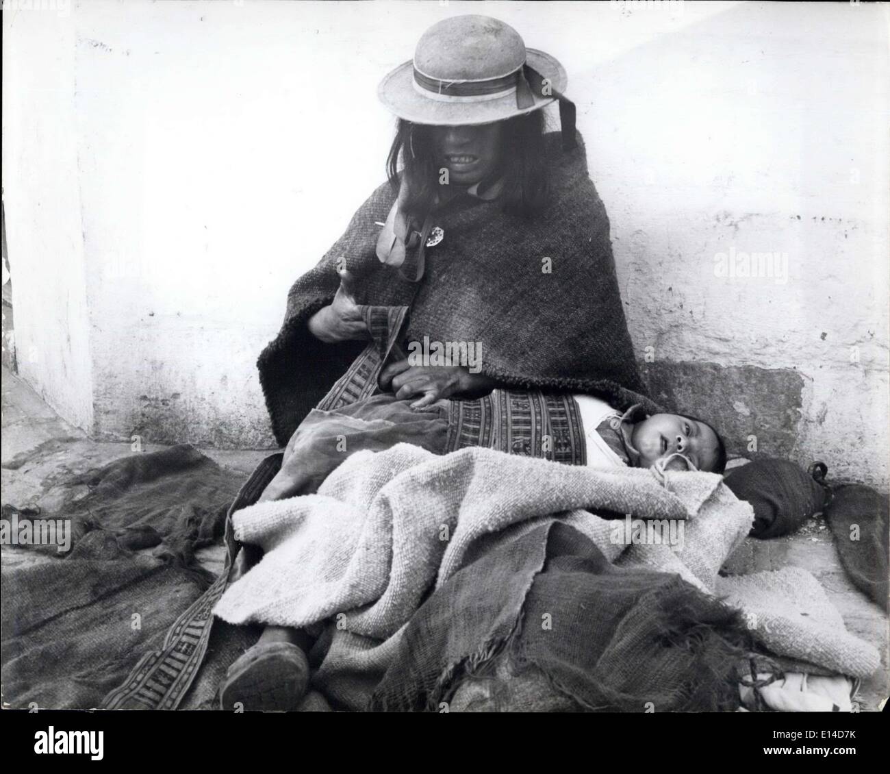 Apr. 17, 2012 - # 16, 17, 18, 19, 20, 21: questa serie di foto che mostra i passi che un indiano madre si prende per vestire il suo bambino. In primo luogo, lei si mette il pannolino su, quindi swaddles il bambino e infine ricoperto da una coltre, ella suckles il suo bambino. Foto Stock