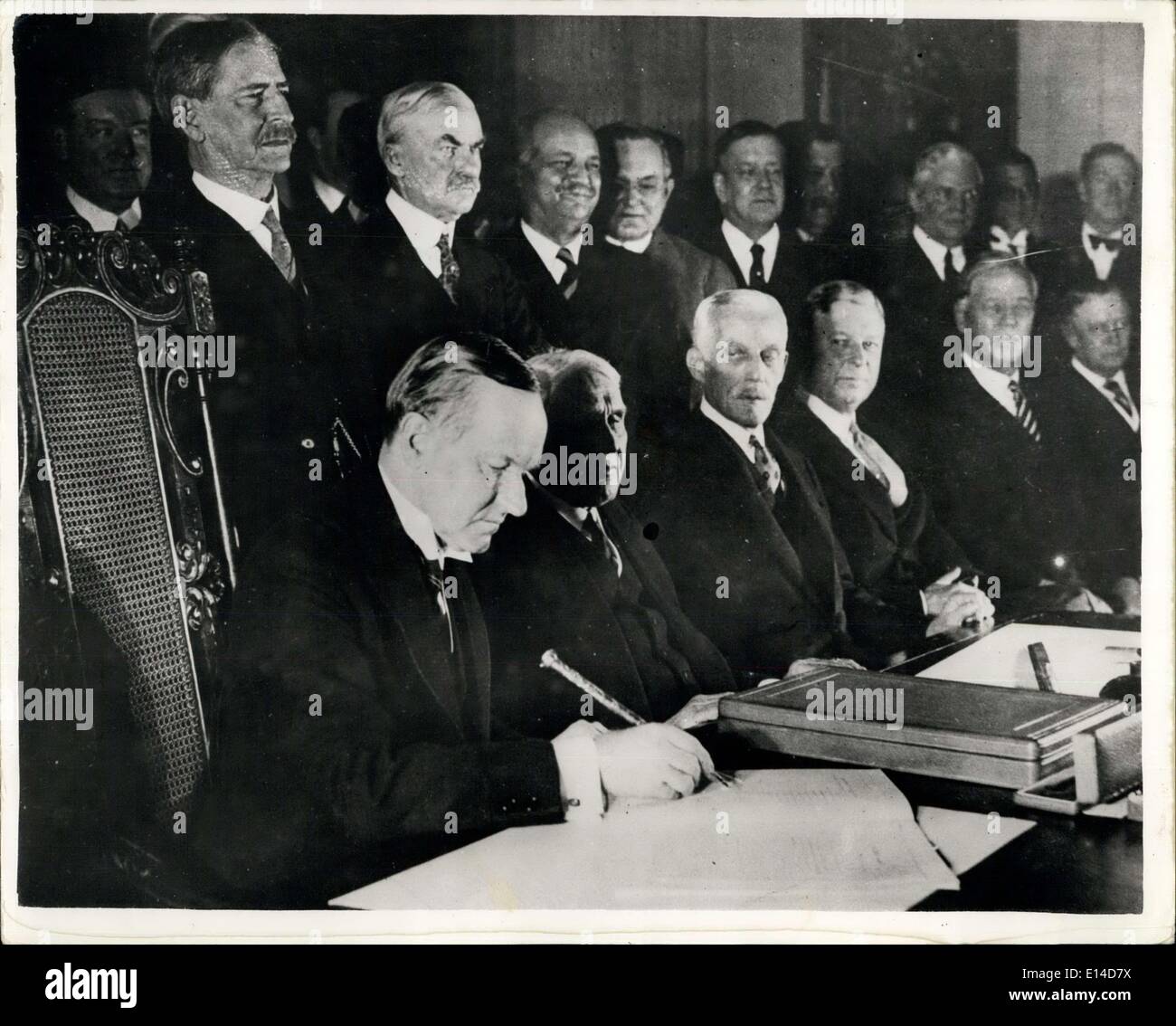 Apr. 17, 2012 - President Coolidge firma la Kellogg patto di pace per una pellicola stunt. (Da sinistra a destra) Coolidge, Kellogg,. Millar e il sig. Davis, segretario della guerra alla Casa Bianca di Washington, 1928. Foto Stock