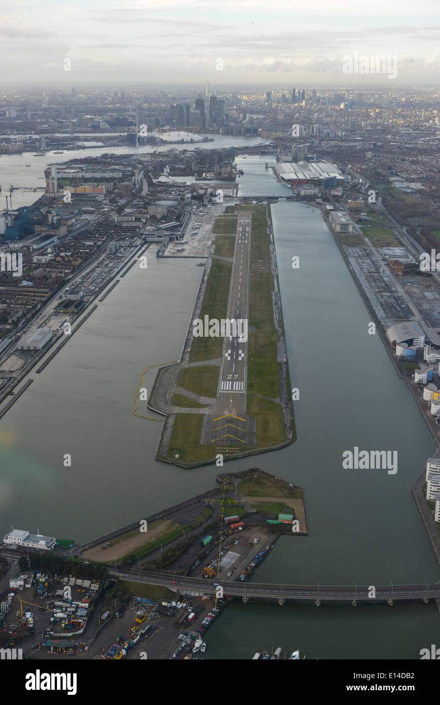 Una veduta aerea di London City Airport in East End di Londra REGNO UNITO Foto Stock
