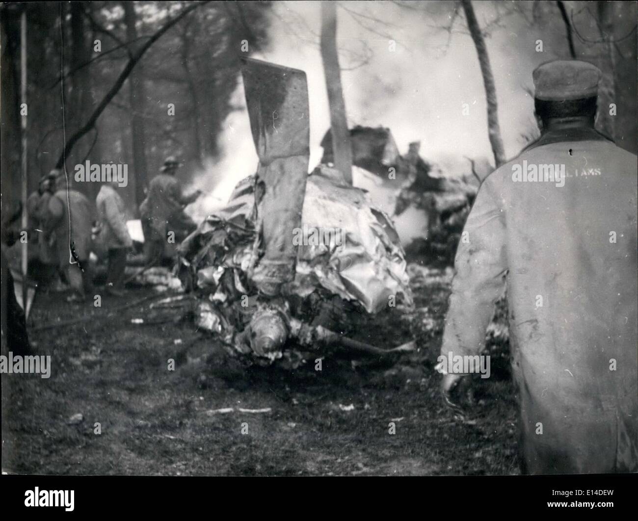 Apr. 18, 2012 - 44 uccisi a Francoforte Bruxelles incidente aereo: un Belgin Sabena camicia d'aria mentre il decollo da Francoforte il principale aeroporto di Bruxelles si è schiantato e expleded uccidendo 40 passeggeri e 4 equipaggi. Era il più grande aereo di crash in Germania poiché l'aviazione civile iniziata dopo la guerra. Mostra fotografica di vigili del fuoco combattono il fuoco della disastrata piano che va in crash in un piccolo bosco. Foto Stock