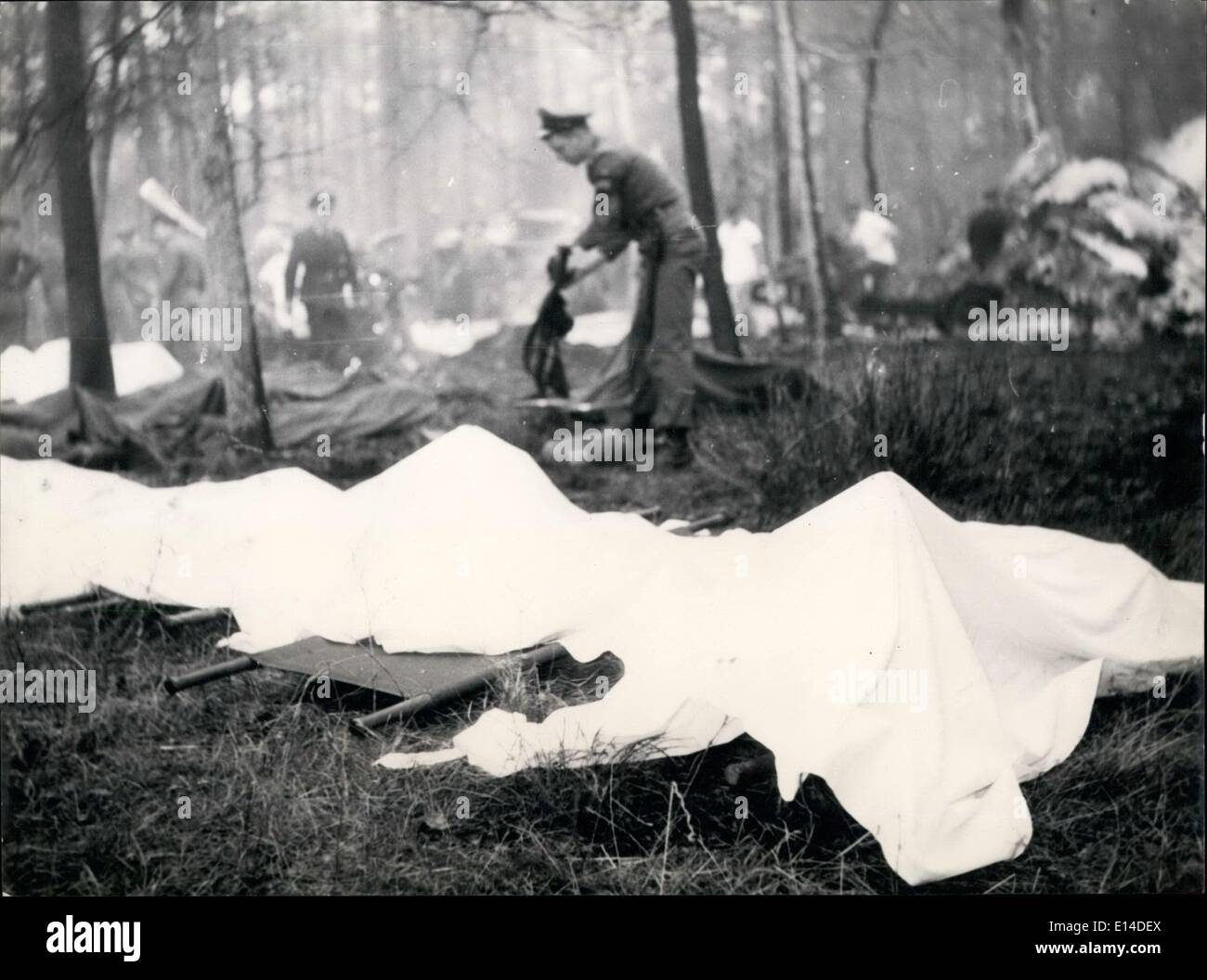 Apr. 18, 2012 - 44 uccisi a Francoforte Bruxelles incidente aereo: un Belgin Sabena camicia d'aria mentre il decollo da Francoforte il principale aeroporto di Bruxelles si è schiantato e expleded uccidendo 40 passeggeri e 4 equipaggi. Era il più grande aereo di crash in Germania poiché l'aviazione civile iniziata dopo la guerra. Mostra fotografica di corpi delle vittime essendo coperto da un esercito americano poliziotti militari sulla scena del disastro. Foto Stock