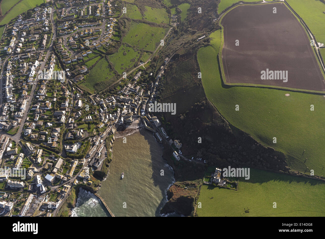 Una veduta aerea che mostra il villaggio di Port Isaac sulla costa della Cornovaglia Foto Stock
