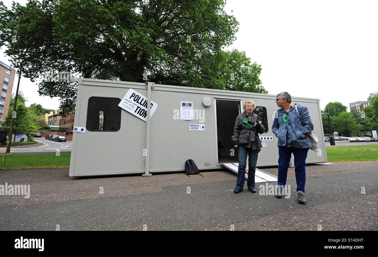 Brighton SUSSEX REGNO UNITO 22 Maggio 2014 - Scrutatori per il Partito dei Verdi al di fuori della stazione di polling in Preston Park Brighton per le elezioni del Parlamento europeo oggi Foto Stock