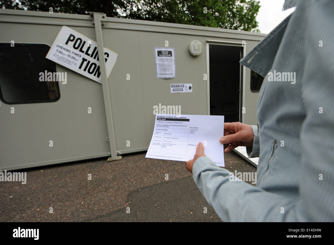 Brighton SUSSEX REGNO UNITO 22 Maggio 2014 - Gli elettori di arrivare alla stazione di polling in Preston Park Brighton per le elezioni del Parlamento europeo oggi Foto Stock