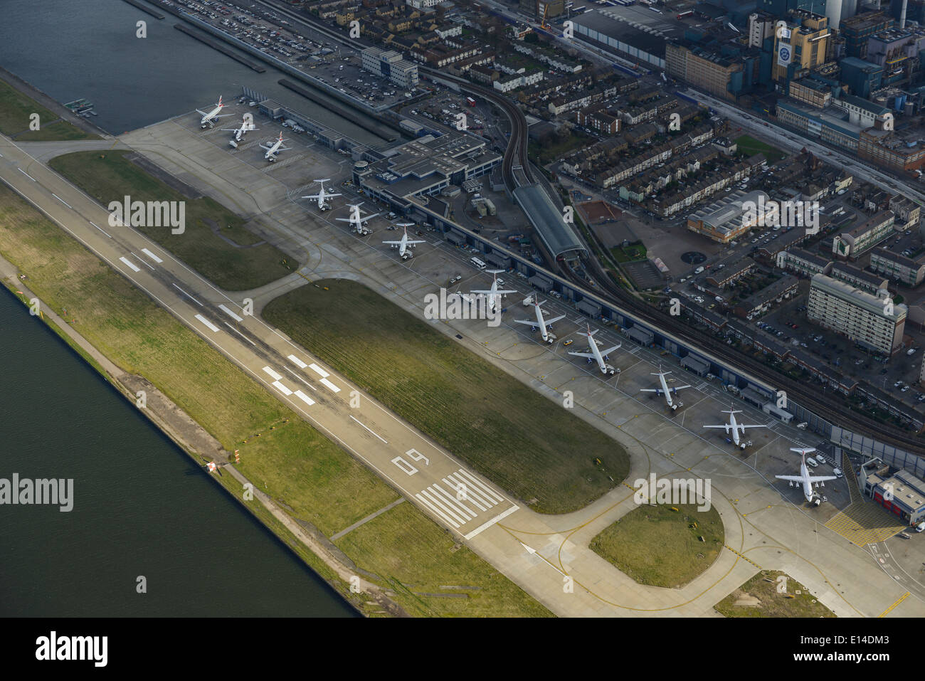 Una veduta aerea di London City Airport in East End di Londra REGNO UNITO Foto Stock