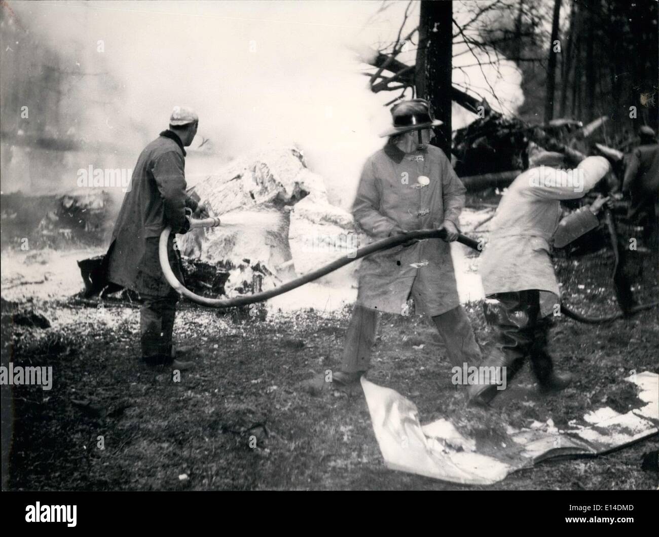 Apr. 18, 2012 - 44 uccisi nel piano Frankfurt-Brussels crash.: un belga Sabena camicia d'aria mentre il decollo da Francoforte il principale aeroporto di Bruxelles si è schiantato e esplosa uccidendo 40 passeggeri ed equipaggio 4. Era il più grande aereo di crash in Germania poiché in attesa di civile iniziata dopo la guerra. La foto mostra il tedesco vigili del fuoco coprire il relitto con schiuma. Foto Stock