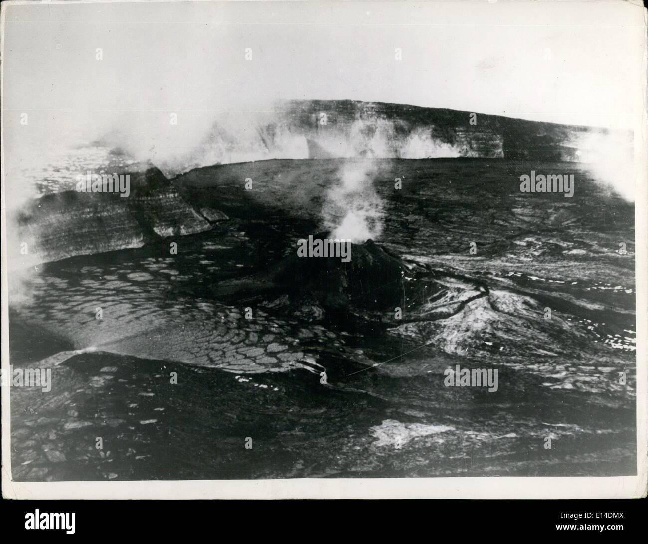 Apr. 18, 2012 - Hawaiian Yolgaho erutta.: la scena durante l'eruzione del Gennaio 9th. di Mauna Loa, denominato vulcano hawaiano. Di lava fusa versata giù il vulcano di lato costringendo molti Hawaiian vacats a casa loro fino a quando il pericolo sunsided Foto Stock