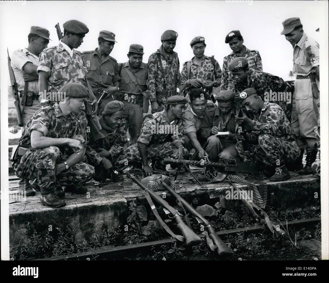 Apr. 18, 2012 - Banteng Raiders ispezionare alcuni americano di fatto le armi e le munizioni catturato il primo giorno, il 25 giugno. Foto Stock