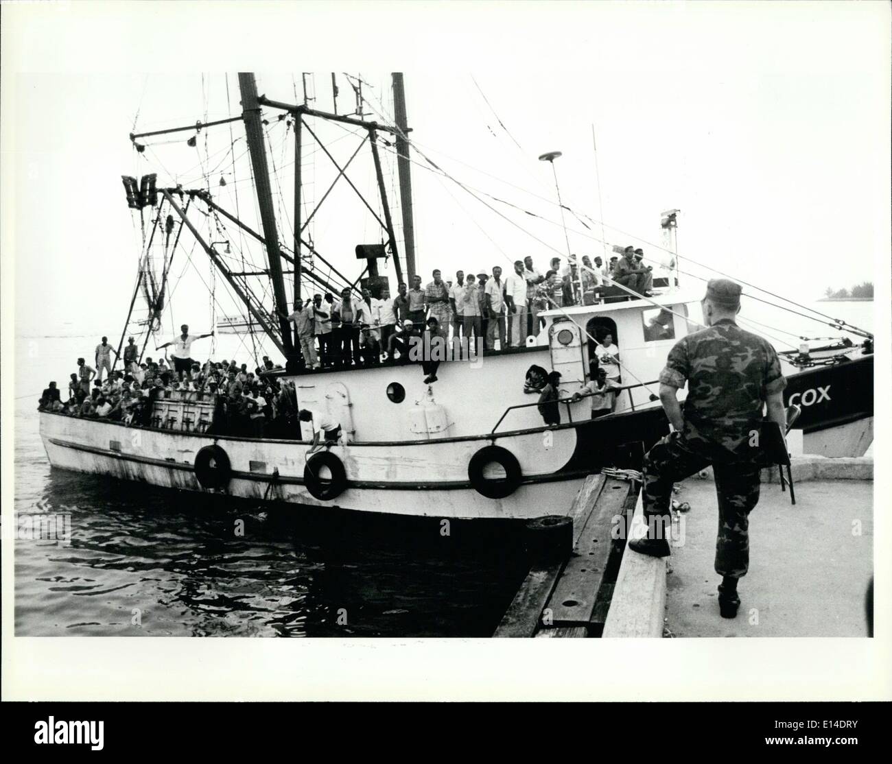 Apr. 18, 2012 - Un ambiente marino attende allo scalo di Key West per una barca caricata di rifugiati cubani che per dock prima di assistere imagration agenti con l'inizio delle procedure di elaborazione per nuovi arrivi. Foto Stock
