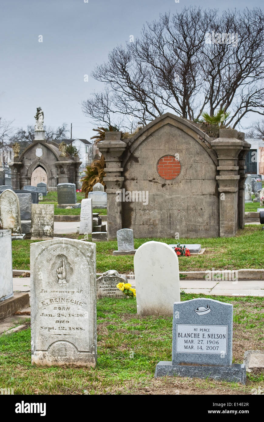 Le tombe e le tombe alla storica Vecchia città cimitero a Broadway in Galveston, Texas, Stati Uniti d'America Foto Stock