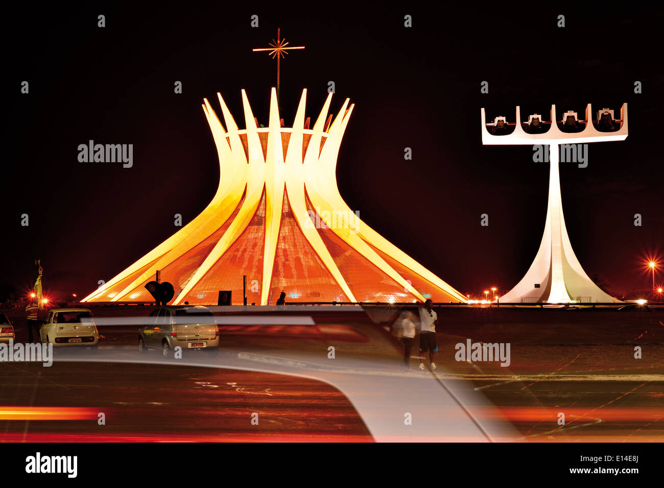 Il Brasile, Brasilia: vista notturna della Cattedrale di Nostra Signora Aparecida Foto Stock