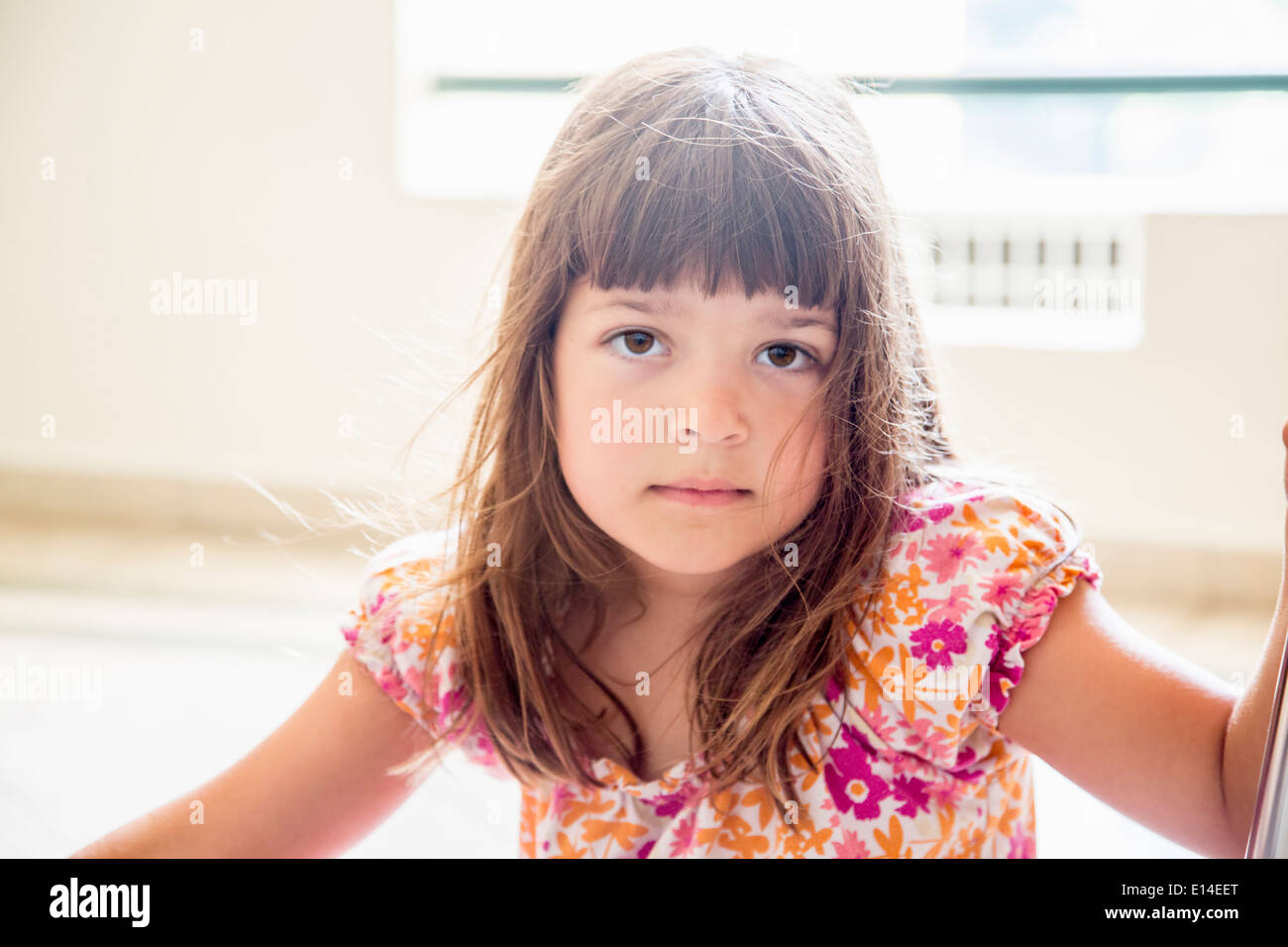 Caucasian ragazza seduta in ambienti interni Foto Stock