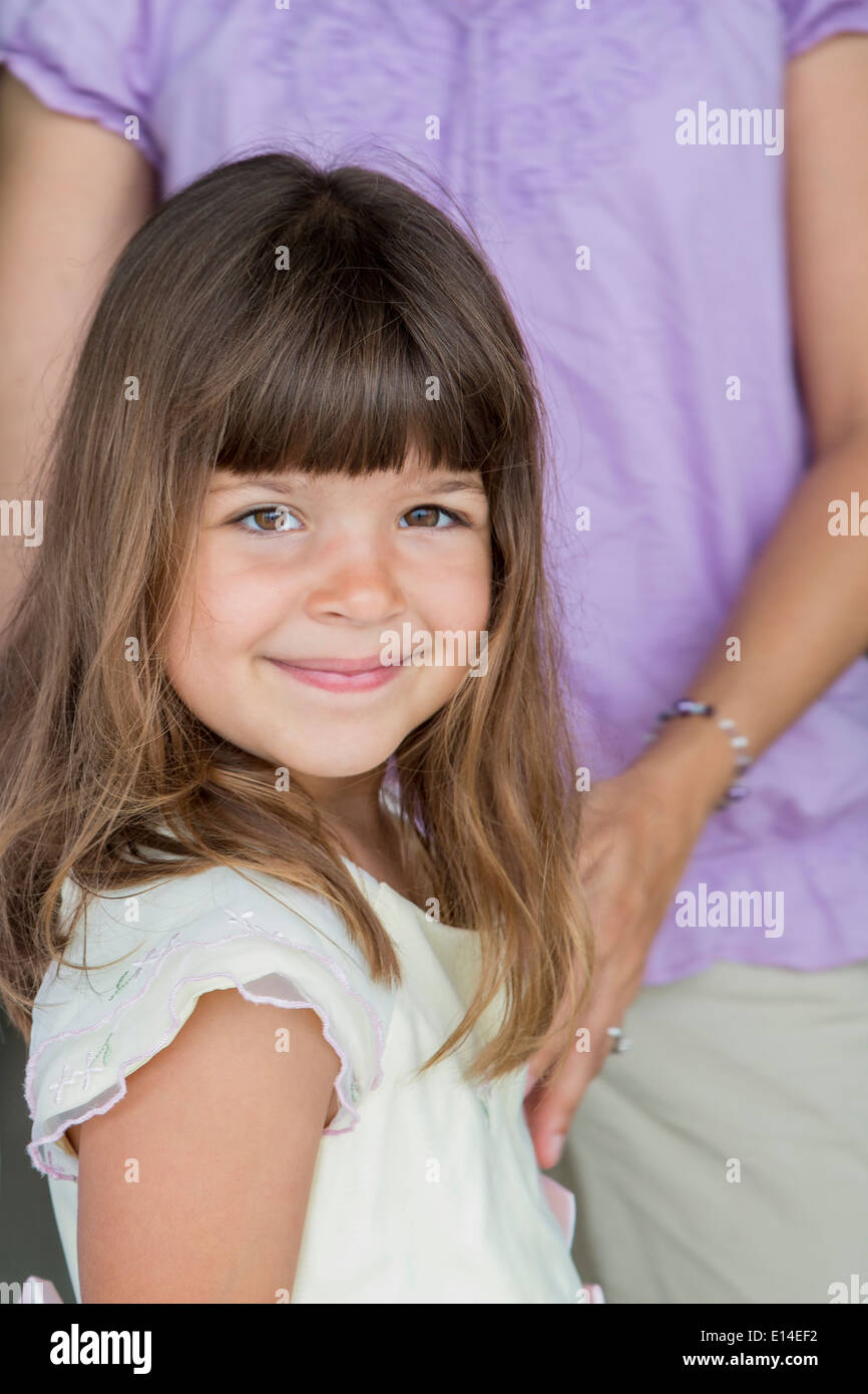 Caucasian ragazza sorridente in abbigliamento formale Foto Stock