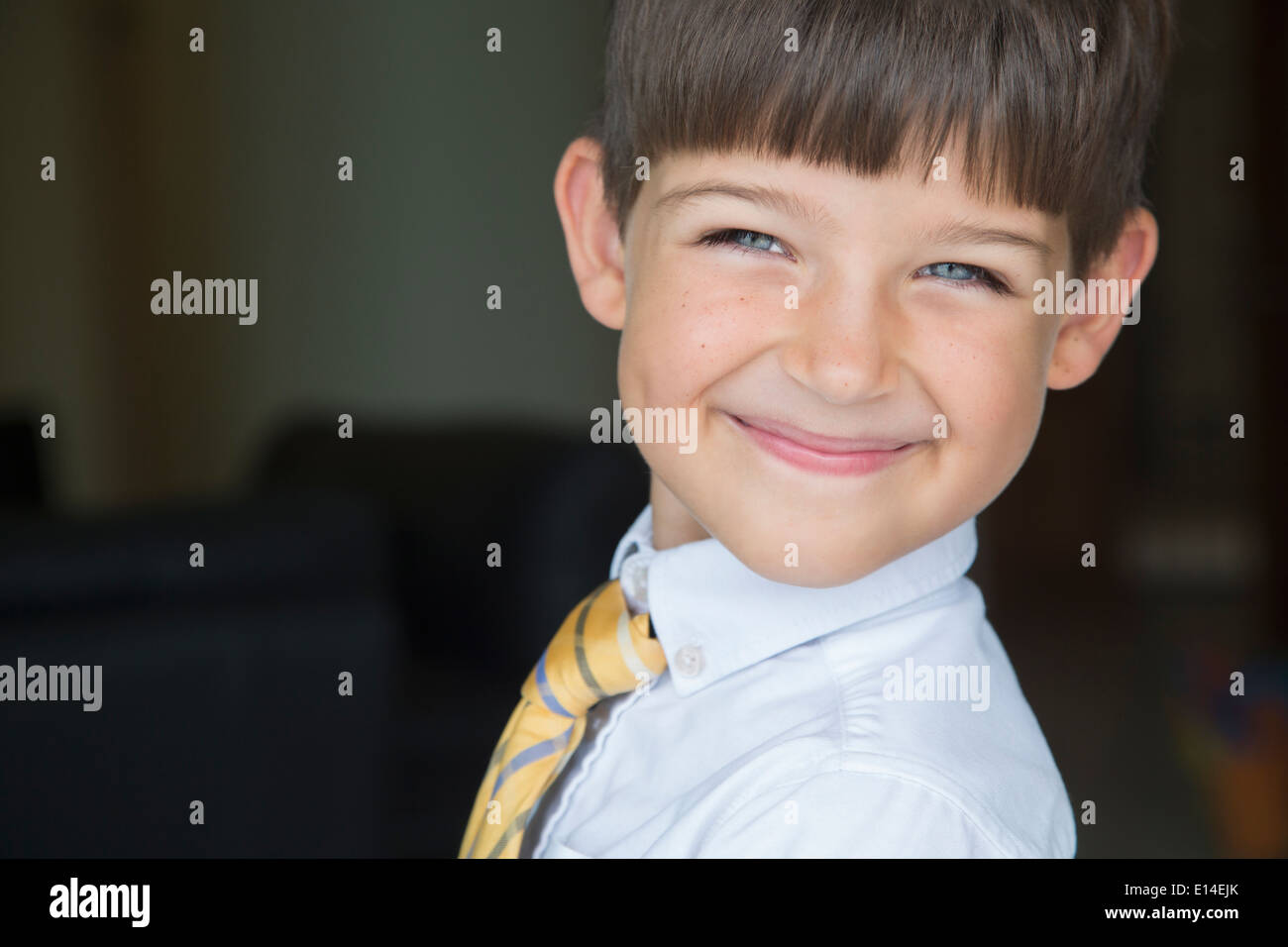 Ragazzo caucasico sorridente in usura formale Foto Stock