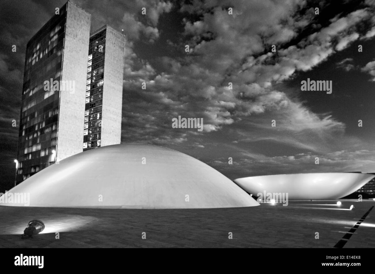 Il Brasile, Brasilia: Tetto prospettiva del Congresso Nazionale di notte nella versione in bianco e nero Foto Stock