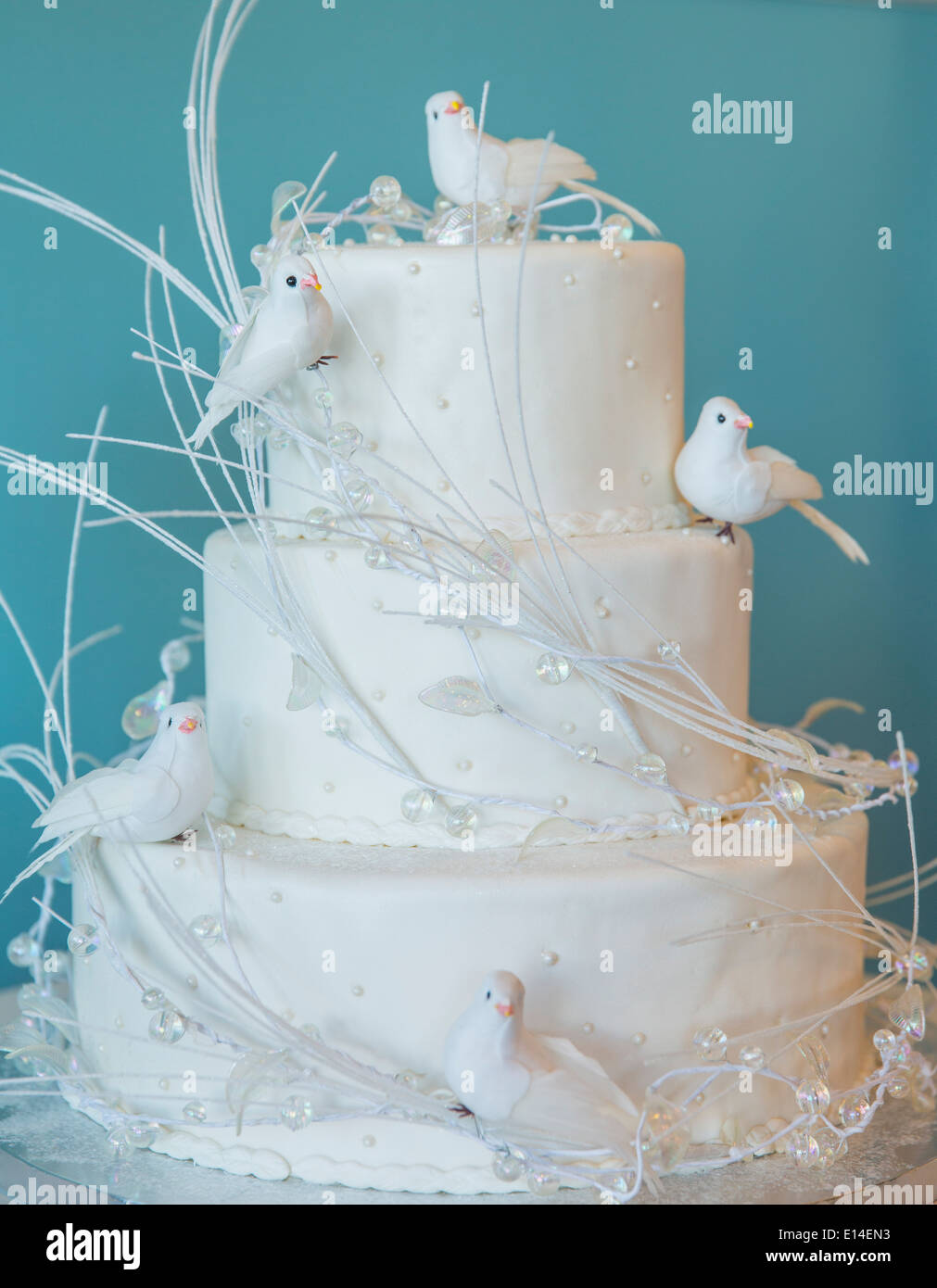 Torta nuziale decorata con uccelli Foto Stock