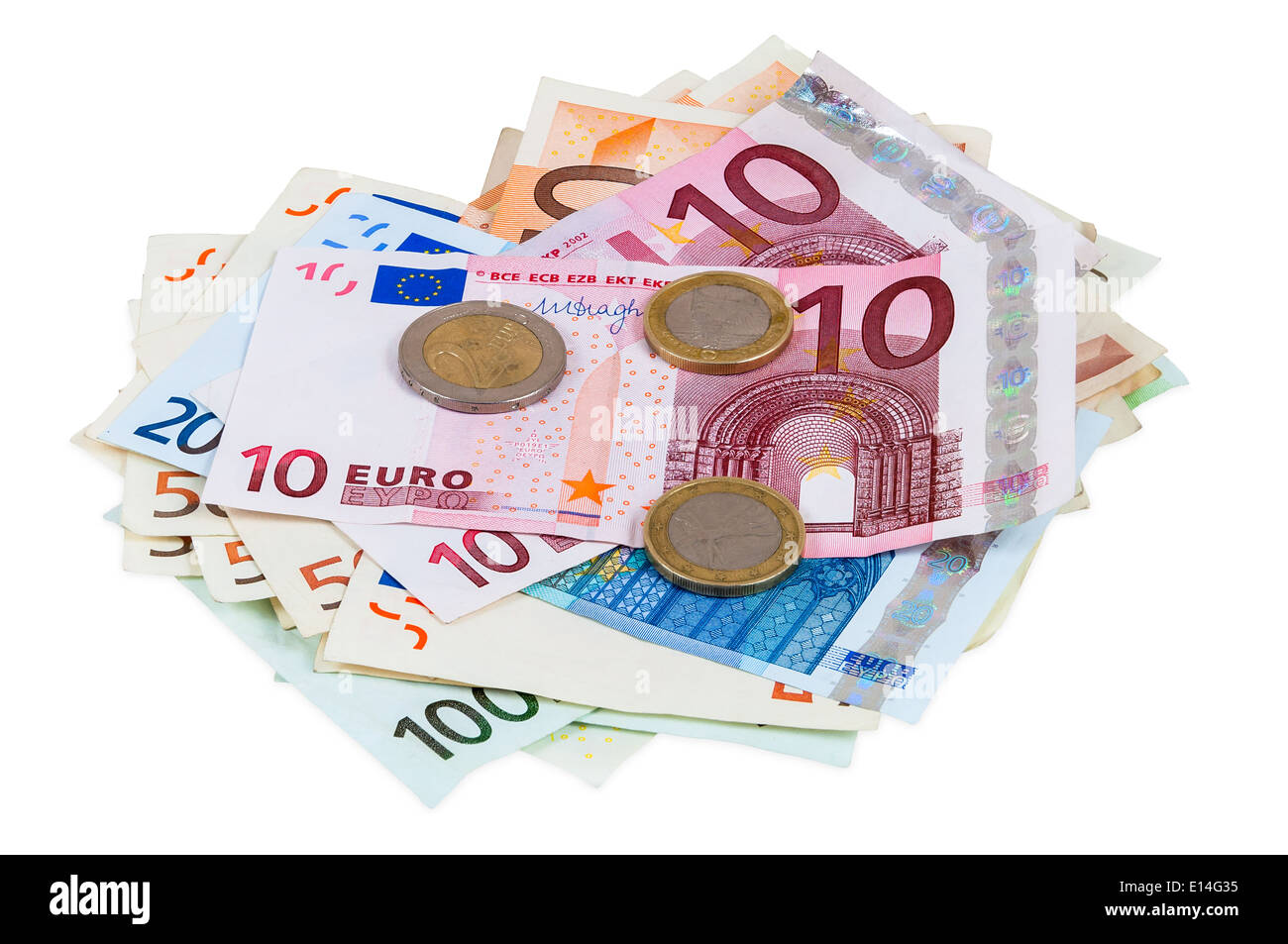Cumulo di banconote e monete in euro isolato su sfondo bianco con tracciato di ritaglio Foto Stock