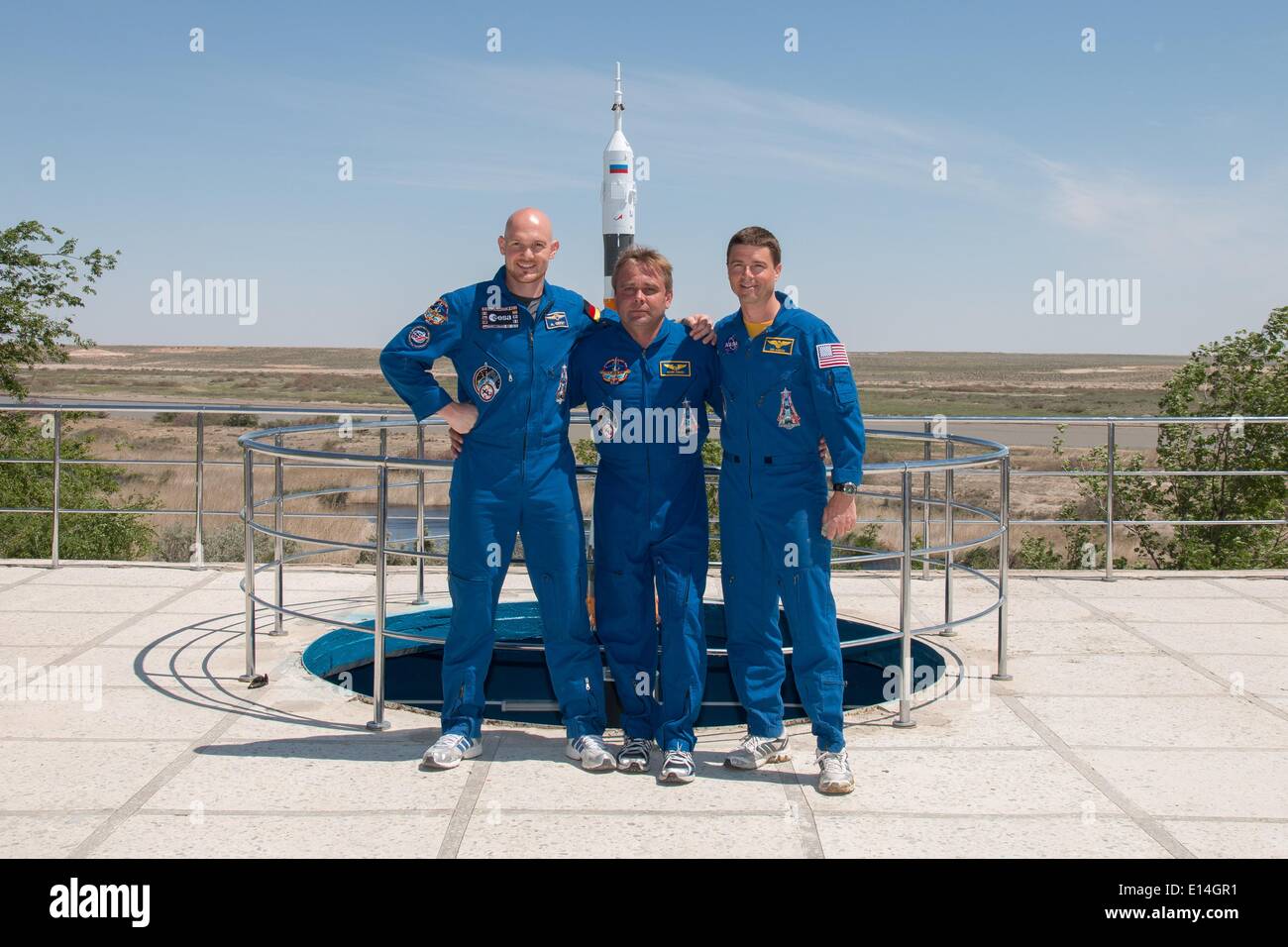 ISS Expedition 41 equipaggi membri stand per una foto di gruppo durante il training di pre-lancio Maggio 21, 2014 di Baikonur in Kazakhstan. Da sinistra a destra sono Alexander Gerst dell'Agenzia spaziale europea , Soyuz Commander Max Suraev di Roscosmos e tecnico di volo Reid Wiseman della NASA. L'equipaggio sarà lanciato il 29 maggio nella Soyuz TMA-13M veicolo spaziale da Baikonur per un 5 ½ mesi di missione sulla Stazione spaziale internazionale. Foto Stock