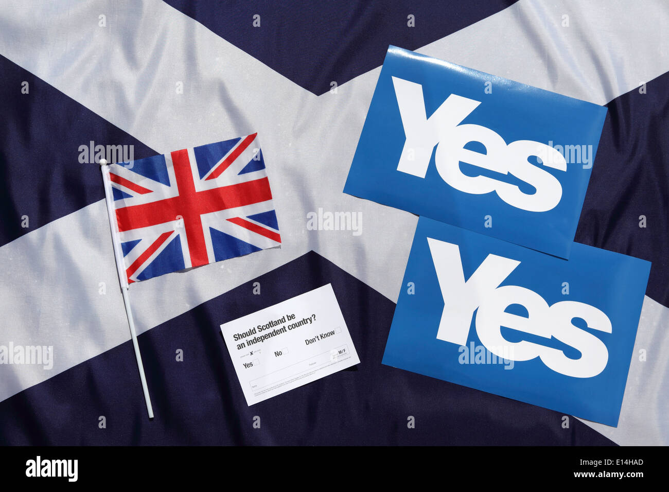 Un scozzese si intraversa bandiera con sì segni e un questionario e un union jack. Foto Stock