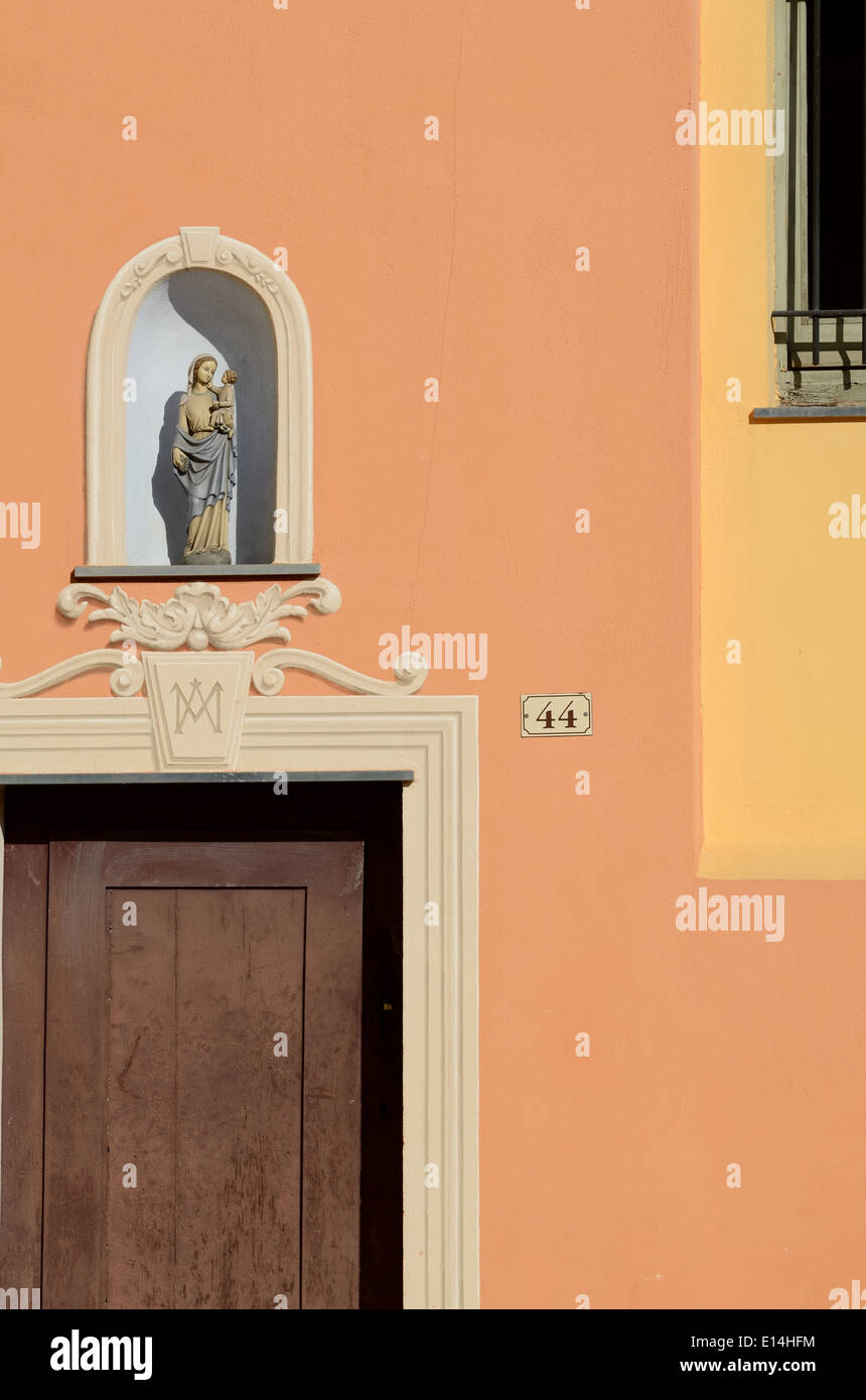 Orange facciata della piccola cappella con la statua religiosa nicchia nella città vecchia di Mentone Alpes-Maritimes Francia Foto Stock