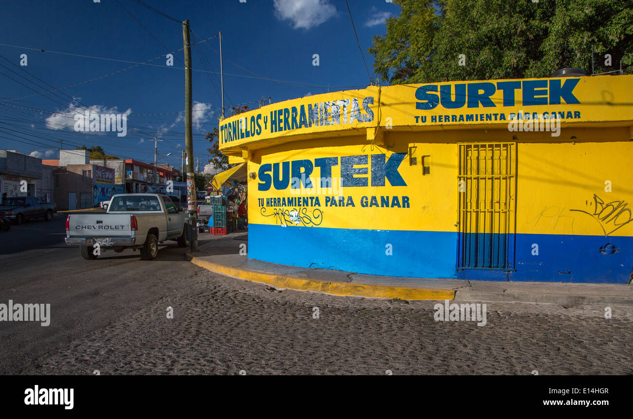 Un colorato luminosamente automobile repair shop in Queretaro, Messico Foto Stock