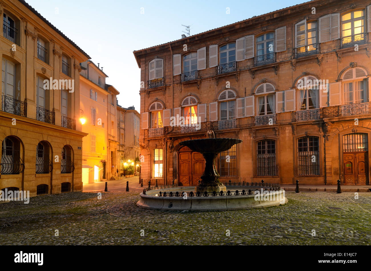 Luogo d'Albertas città storica piazza Fontana e al crepuscolo e case della città noto come hôtel particulier Aix-en-Provence Provence Francia Foto Stock